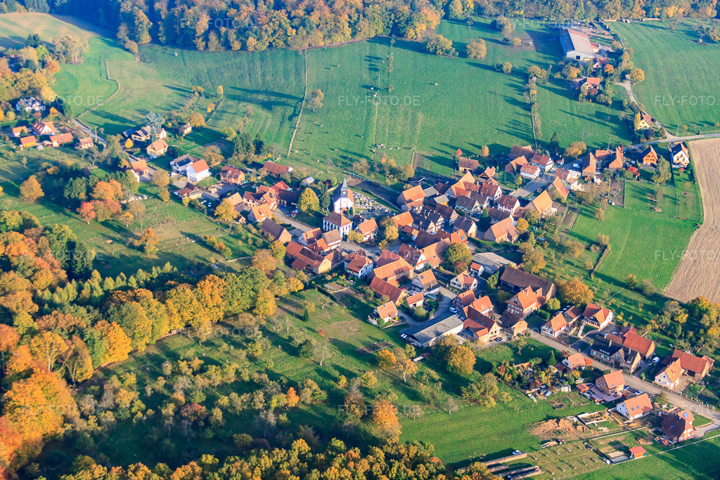 Luftbild: Ortsansicht von Westen in Lembach im Bundesland Bas-Rhin in Frankreich. – Foto: IMG_54095.jpg vom 21.10.2012 durch Werner Riehm/FLY-FOTO.de – Auflösung des Originals: 4752 x 3168 px
