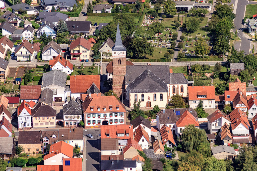 Luftbild: Kirche und Friedhof von Süden im Ortsteil Schaidt in Wörth im Bundesland Rheinland-Pfalz in Deutschland. Foto: IMG_21048.jpg vom 06.09.2009 durch Werner Riehm/FLY-FOTO.de