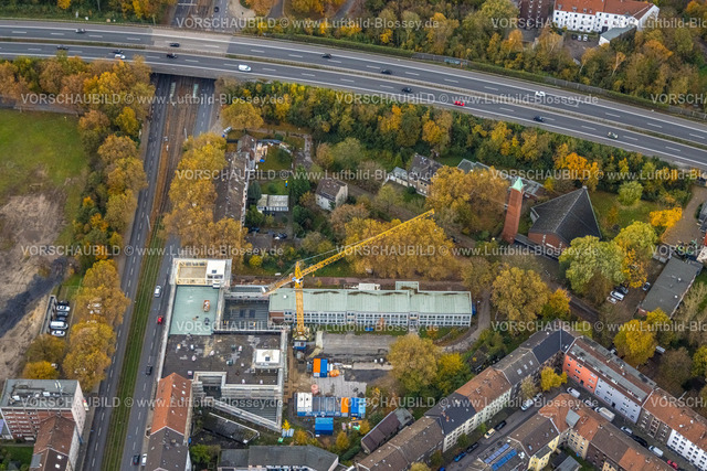 Gelsenkirchen231103041 | Luftbild, Baustelle und Baukran an der GGS Grundschule Kurt-Schumacher-Straße, Kirche St. Anna an der Autobahn A42, umgeben von herbstlichen Laubbäumen, Schalke-Nord, Gelsenkirchen, Ruhrgebiet, Nordrhein-Westfalen, Deutschland