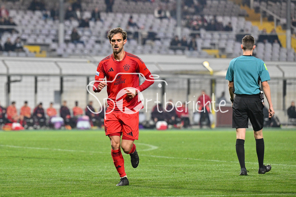 FC Bayern Amateure - SpVgg Greuther Fürth II | im bild  Luca DENK (FC Bayern München II #6) / Freisteller / Einzelfoto / Regionalliga Bayern: FC Bayern Muenchen II - SpVgg Greuther Fuerth II, Gruenwalder Stadion am am 29.10.2024