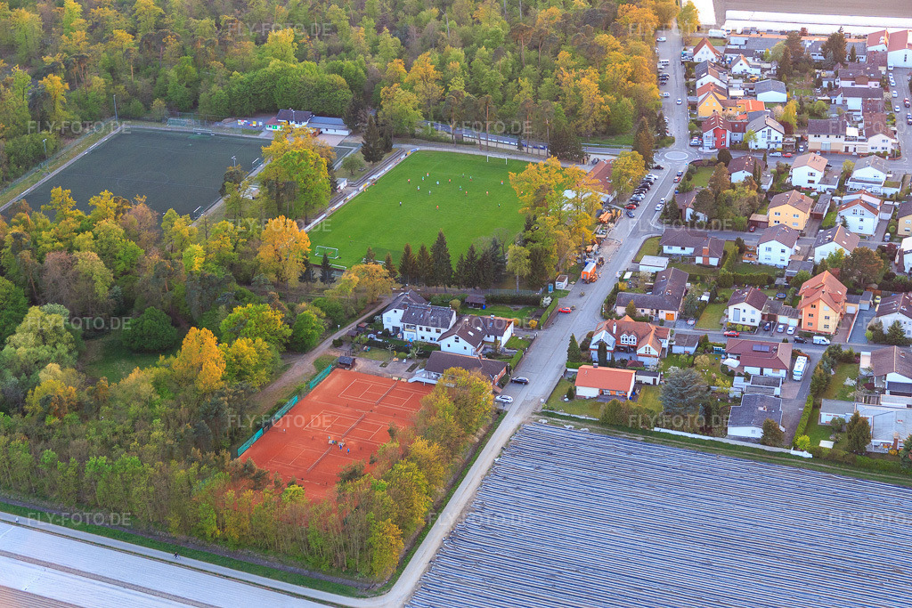 Luftbild: Sportplätze des Sportgemeinde Einhausen 1919 e.V. und des TC Einhausen in Einhausen im Bundesland Hessen in Deutschland. – Foto: IMG_077917.jpg vom 23.04.2015 durch Werner Riehm/FLY-FOTO.de – Auflösung des Originals: 5472 x 3648 px – Spiel- und Sportgemeinschaft Einhausen 1919 e.V – TC Einhausen