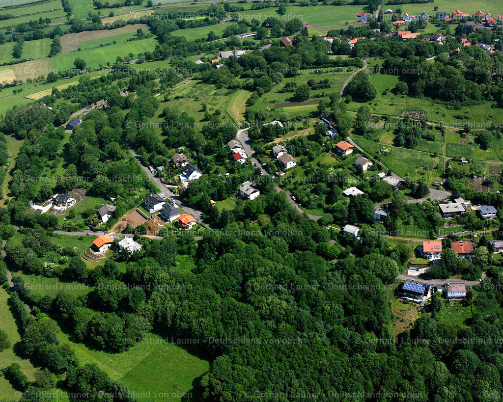2614741 | ULRICHSTEIN 09.06.2006 Wald- Gebiete und Forstflächen umsäumen das Siedlungsgebiet des Dorfes in Ulrichstein im Bundesland Hessen, Deutschland // Village - view on the edge of forested areas in Ulrichstein in the state Hesse, Germany Foto: Gerhard Launer