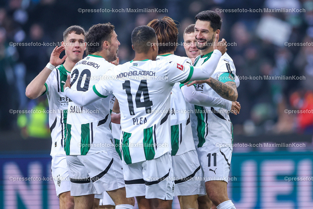 BMG14122401018 | 14.12.2024, Fußball, Borussia Mönchengladbach - Holstein Kiel, 1. Fußball Bundesliga, Borussia-Park, Saison 2024 2025: Torschütze Tim Kleindienst (Mönchengl. #11) trifft Kopfball Tor zum 1:0. Torjubel nach dem TrefferDFB regulations prohibit any use of photographs as image sequences and or quasi-video.