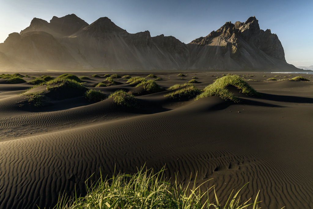 island-2019-347 | Der Berg Vestrahorn und die vorgelagerte Dünenlandschaft mit schwarzem Sand auf der Landzunge Stokksnes im Südosten von Island. - Realisiert mit Pictrs.com