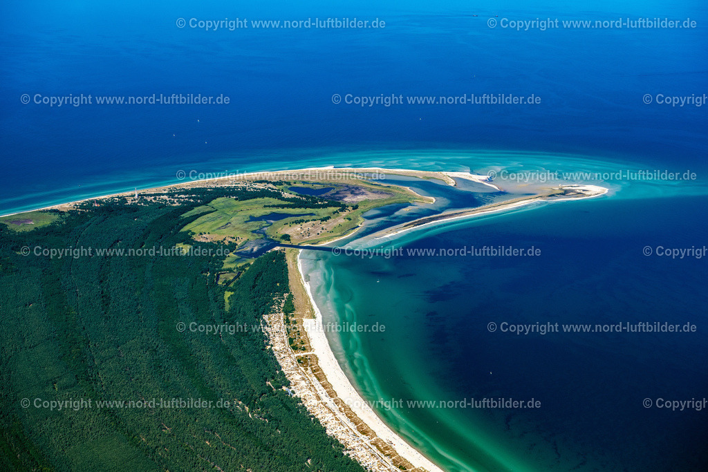 Prerow_Darss_Regenbogen_Campingplatz_ELS_8421100822 | BORN AM DARß 10.08.2022 Campingplatz mit Wohnwagen und Zelten im Küstenbereich der Ostsee in Born am Darß an der Ostseeküste im Bundesland Mecklenburg-Vorpommern, Deutschland. Weiterführende Informationen bei: Regenbogen AG. // Campsite with caravans and tents in the coastal area of Baltic Sea in Born am Darss at the baltic sea coast in the state Mecklenburg - Western Pomerania, Germany. Further information at: Regenbogen AG. Foto: Martin Elsen