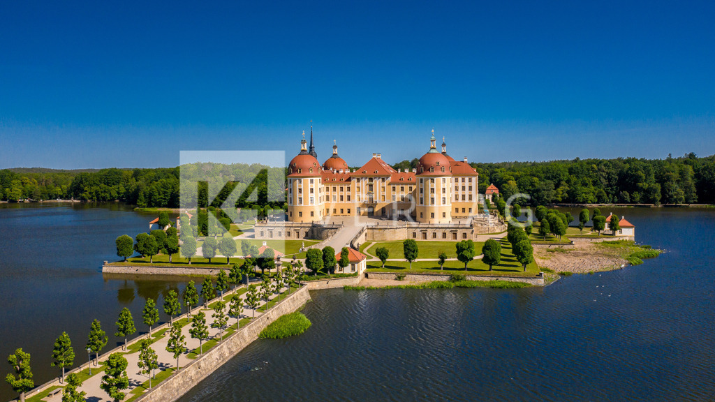 Wandbild-Panorama-Schloss-Moritzburg-Luftbild-DJI_0548 | Das Wasserschloss Moritzburg gilt als eines der größten Highlights Sachsens - Realisiert mit Pictrs.com