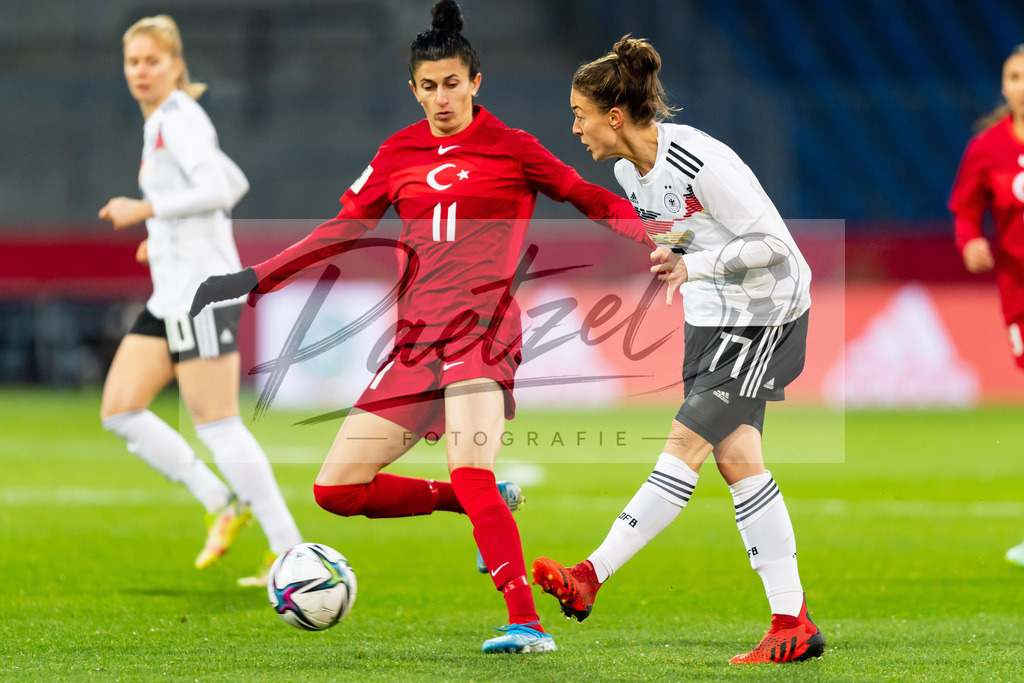GERTUR20211126_005 | Fussball, Frauen: Yagmur Uraz (Turkey) und Felicitas Rauch (Germany) im Zweikampf bei dem Spiel der WM-Qualifikation zwischen Deutschland und Tuerkei im Eintracht-Stadion am 26.11.2021 in Braunschweig, Deutschland. - Realisiert mit Pictrs.com