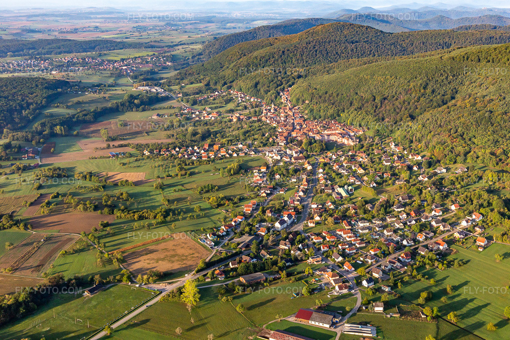 Aerial view: View of the town from the northeast in Oberbronn in the state Bas-Rhin, France.Photo: IMG_139187.jpg taken on 10/01/2023 by Werner Riehm/FLY-FOTO.comResolution of the original: 5472 x 3648 px