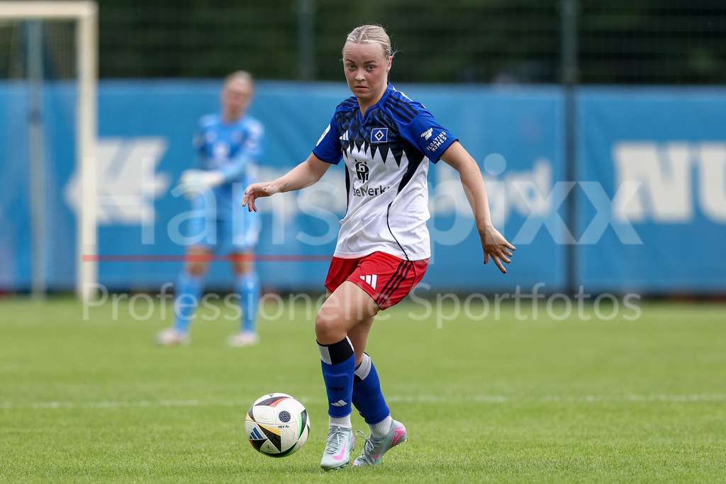 Fussball, Testspiel Frauen, Hamburger SV - Holstein Kiel | Mia Büchele (Hamburger SV, 17) am Ball, Einzelbild, Ganzkörper, Aktion, Action, Spielszene