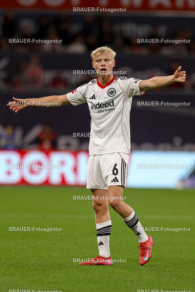 Bayer 04 Leverkusen vs Eintracht Frankfurt - Bundesliga  | Leverkusen, Deutschland, 12.09.25:   Oscar Hojlund (Eintracht Frankfurt) gestikuliert, Gestik waehrend des Spiels der Bundesliga zwischen  Bayer 04 Leverkusen vs Eintracht Frankfurt in der BayArena(Foto von Brauer-Fotoagentur / Adrian Schlueter)