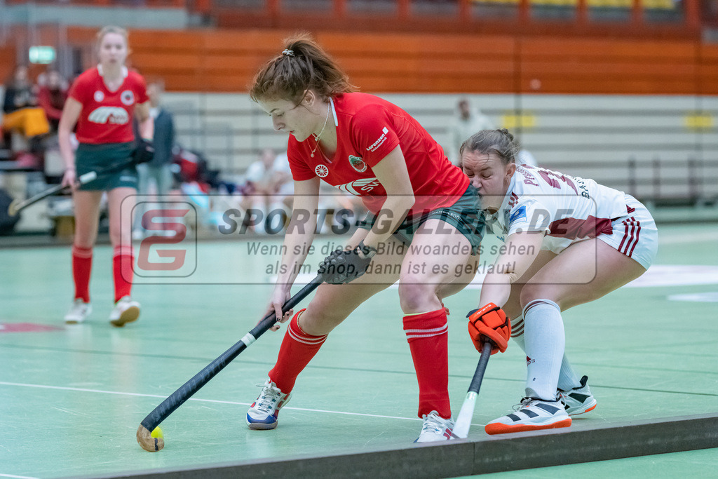 HK_20230122_103057 | 1. Bundesliga ( Halle ) Damen Crefelder HTC - Rot-Weiss Köln am 22.1.2023 Crefelder HTC  ( CHTC ) Halle Glockenspitz , Krefeld , Jule Hufer ( Crefelder HTC #10 ) , Sophie Prumbaum ( Rot-Weiss Köln #27 )