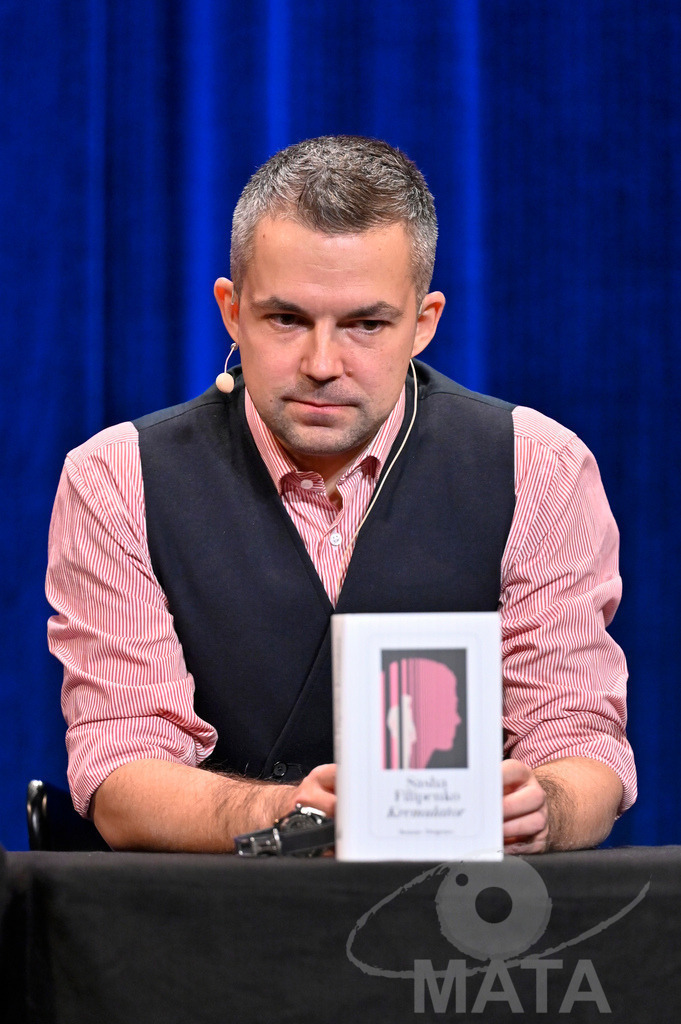 _DWA5830 | Sasha Filipenko bei der lit.Cologne 2023 Veranstaltung 'Kremulator: eine Geschichte aus Russland' im Comedia Theater. Köln, 09.03.2023 - Realisiert mit Pictrs.com