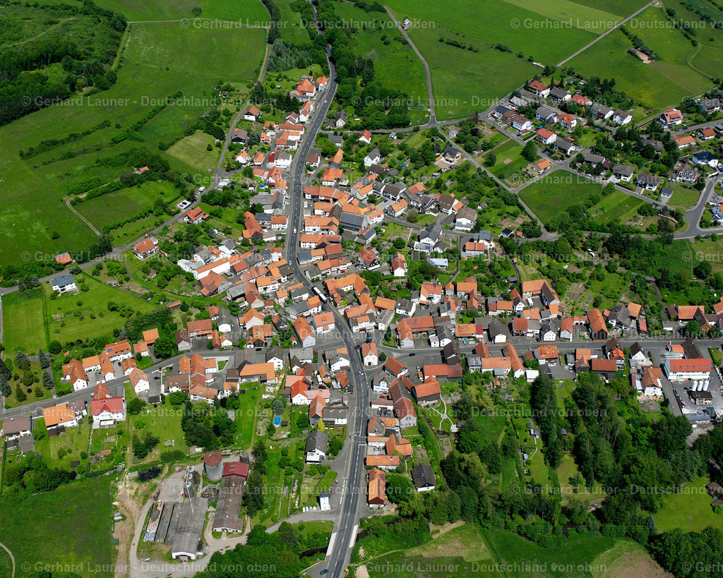 2614223 | RUPPERTENROD 09.06.2006 Landwirtschaftliche Nutzflächen und Feldgrenzen  umsäumen das Siedlungsgebiet des Dorfes in Ruppertenrod im Bundesland Hessen, Deutschland // Agricultural land and field boundaries surround the settlement area of the village  in Ruppertenrod in the state Hesse, Germany Foto: Gerhard Launer