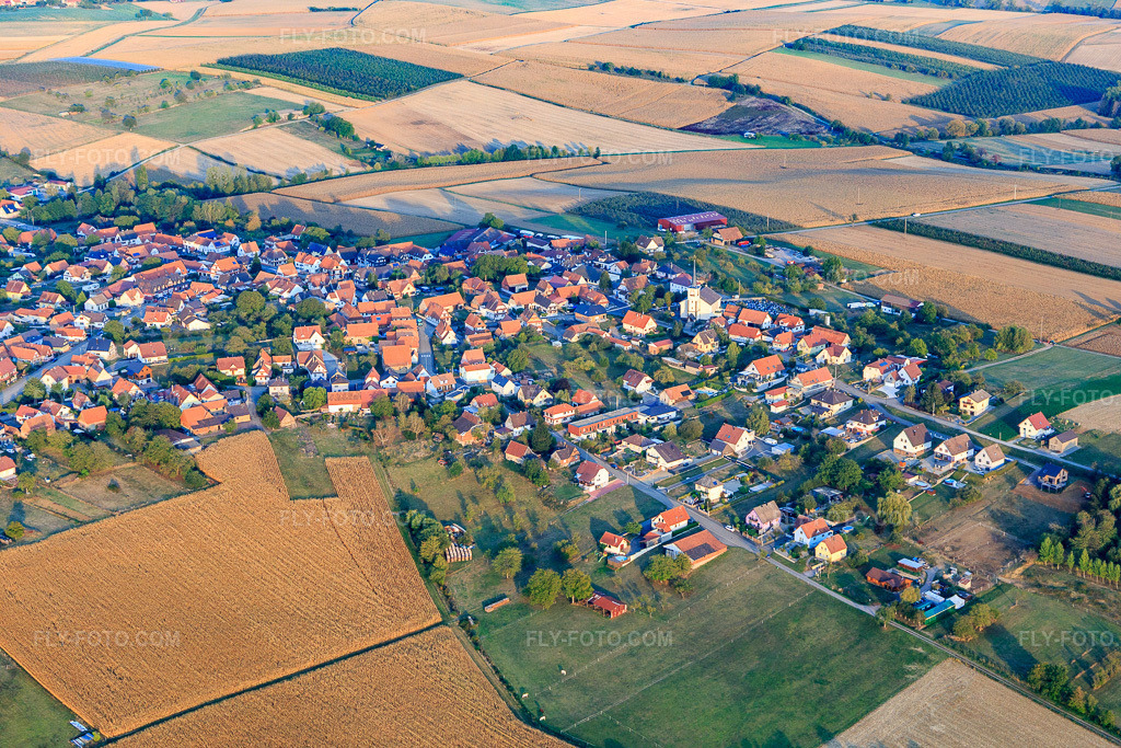 Aerial view: View of the town from the northwest in Schœnenbourg in the state Bas-Rhin, France. – Photo: IMG_123281.jpg taken on 09/30/2020 by Werner Riehm/FLY-FOTO.com – Resolution of the original: 5472 x 3648 px
