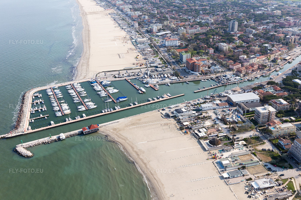 Vue aérienne: Vue de la ville à Milano Marittima dans le département Émilie-Romagne, Italie. Photo: IMG_098365.jpg prise le 05/04/2017 par Werner Riehm/FLY-FOTO.euRésolution de l'original: 5472 x 3648 px