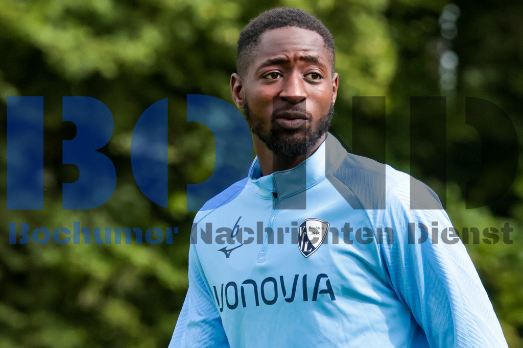 1. Fussball Bundesliga:  Trainingsauftakt VfL Bochum 1848 {date} -  | {headline}(Foto: Sebastian Sendlak / BOND)DFL regulations prohibit any use of photographs as image sequences and/or quasi-videos. - Realisiert mit Pictrs.com