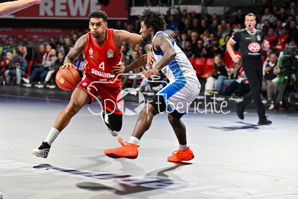 FC Bayern München - Skyliners Frankfurt | MUNICH, GERMANY - 17. FEBRUARY: im Duell Xavier RATHAN-MAYES (FC Bayern Basketball 4) und Isaiah SWOPE (Skyliners Frankfurt 1) während dem Spiel zwischen dem FC Bayern München und den Skyliners Frankfurt am 21. Spieltag der easyCredit BBL im BMW Park