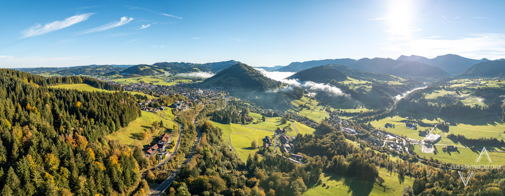 Fotografie_Leo_Schindzielorz_DE_Herbst_Allgaeu_Oberstaufen_Alpen_20241009_DJI_0142-Pano-3_org | Atmosphärische Landschaftsbilder & Drohnenaufnahmen aus dem Allgäu, Tirol, Südtirol & der Schweiz – ideal für Leinwanddrucke & zur stilvollen Raumgestaltung. - Realisiert mit Pictrs.com