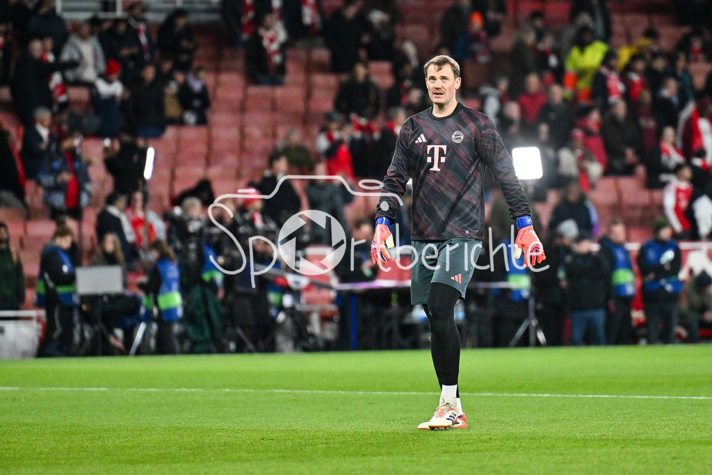Arsenal FC - FC Bayern München | LONDON, ENGLAND - 26. NOVEMBER: beim warmmachen Manuel NEUER (FC Bayern Munich 1) / Einzelfoto / Freisteller beim Ligaspiel zwischen Arsenal London und dem FC Bayern München am 5. Spieltag der UEFA Champions League im Emirates Stadium am 26.11.2025