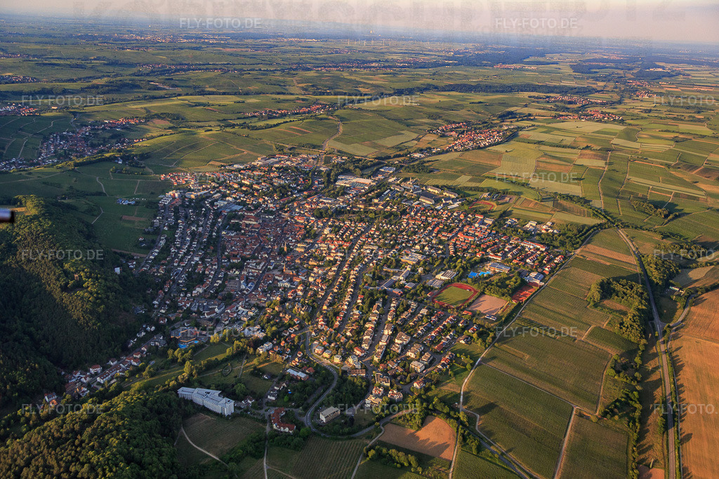 Stadtansicht aus Südwesten | Luftbild: Stadtansicht aus Südwesten in Bad Bergzabern im Bundesland Rheinland-Pfalz in Deutschland. Foto: IMG_080337.jpg vom 05.06.2015 durch Werner Riehm/FLY-FOTO.de - Realisiert mit Pictrs.com