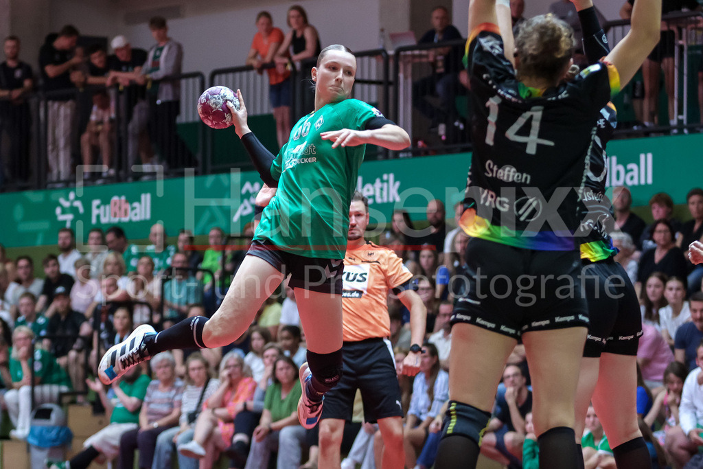 Handball, DHB-Pokal Frauen, SV Werder Bremen - VfL Oldenburg | v.li.: Luise Albert (SV Werder Bremen, 66) beim Wurf, am Ball, Spielszene, Aktion, Action
