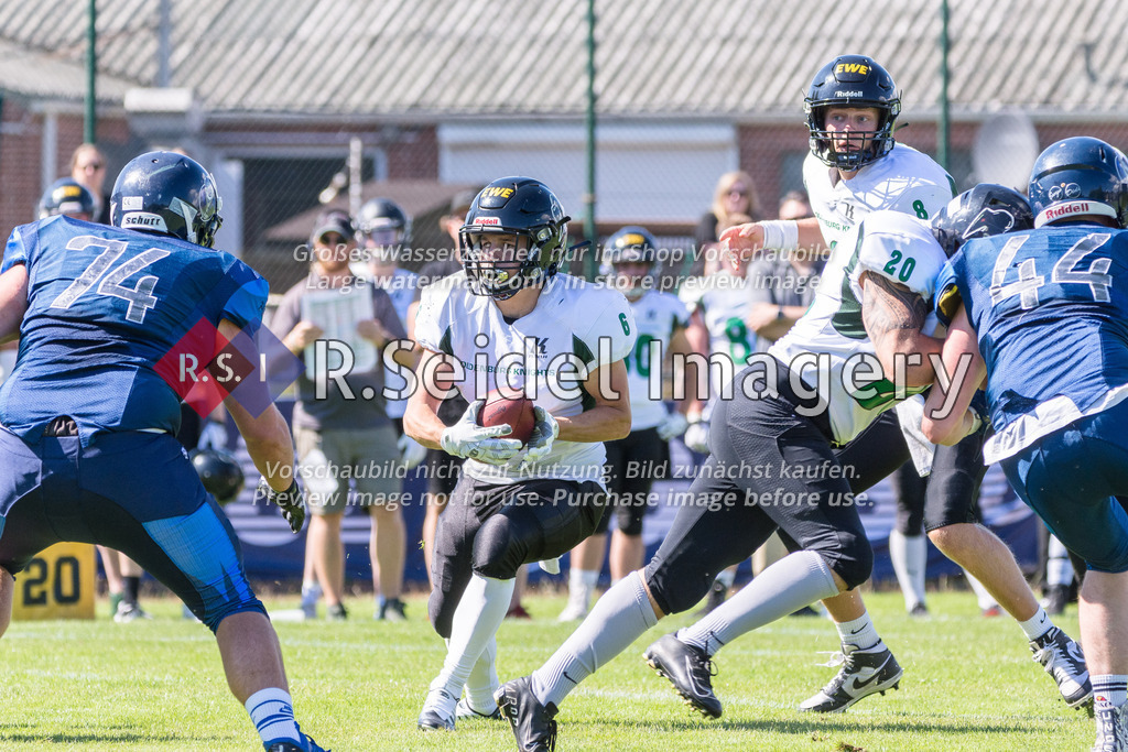 American Football, Saison 2022, Regionalliga Nord, Hamburg Blue Devils - Oldenburg Knights, Dr.-Hermann-Schnell-Sportplatz (Hamburg), 06.08.2022, 07. Gameweek | Nils Bünger (#6, Oldenburg, DE) läuft mit dem Ball an den Gegnern vorbei und Mike Schuhmacher (#20, Oldenburg, RB) blockt ihm den Weg frei.