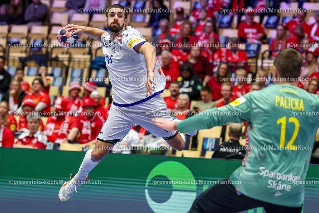 EHF30012601063 | 30.01.2026, Handball, Men's EHF EURO 2026, Portugal - Schweden, Jyske Bank Boxen in Herning, Dänemark, Spiel um Platz 5:  Martim Mota Costa (Portugal #79) wirft den Ball auf das Tor  Andreas Palicka (Sweden #12)