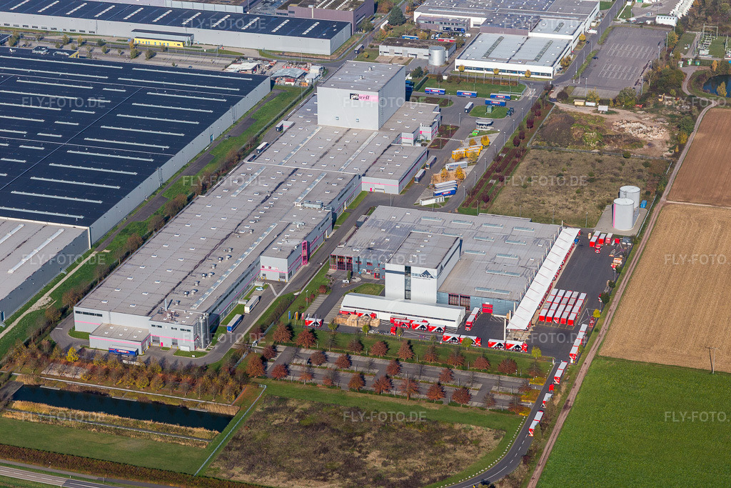 Luftbild: Lagerhallen und Speditionsgebäude der Tricor Packaging & Logistics AG in Offenbach an der Queich im Bundesland Rheinland-Pfalz in Deutschland. Foto: IMG_104323.jpg vom 31.10.2017 durch Werner Riehm/FLY-FOTO.de