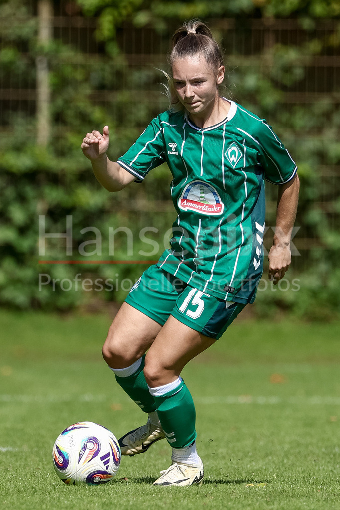 Fussball, Testspiel Frauen, SV Werder Bremen - SC Heerenveen | Michelle Weiß (SV Werder Bremen, 15) am Ball, Freisteller, Einzelbild, Ganzkörper, Aktion, Action, Spielszene
