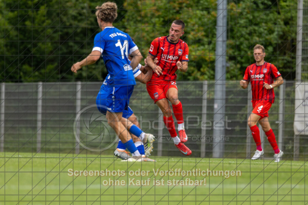 20250706_160540_1275 | #,TSG Salach (blau) vs. 1.FC Heidenheim (rot), Fußball, Freundschaftsspiel - WfV, Saison 2025/2026, Rasensportplatz, Staufenecker Str. 41, 73084 Salach, 06.07.2025 - 15:30 Uhr,Foto: PhotoPeet-Sportfotografie/Peter Harich