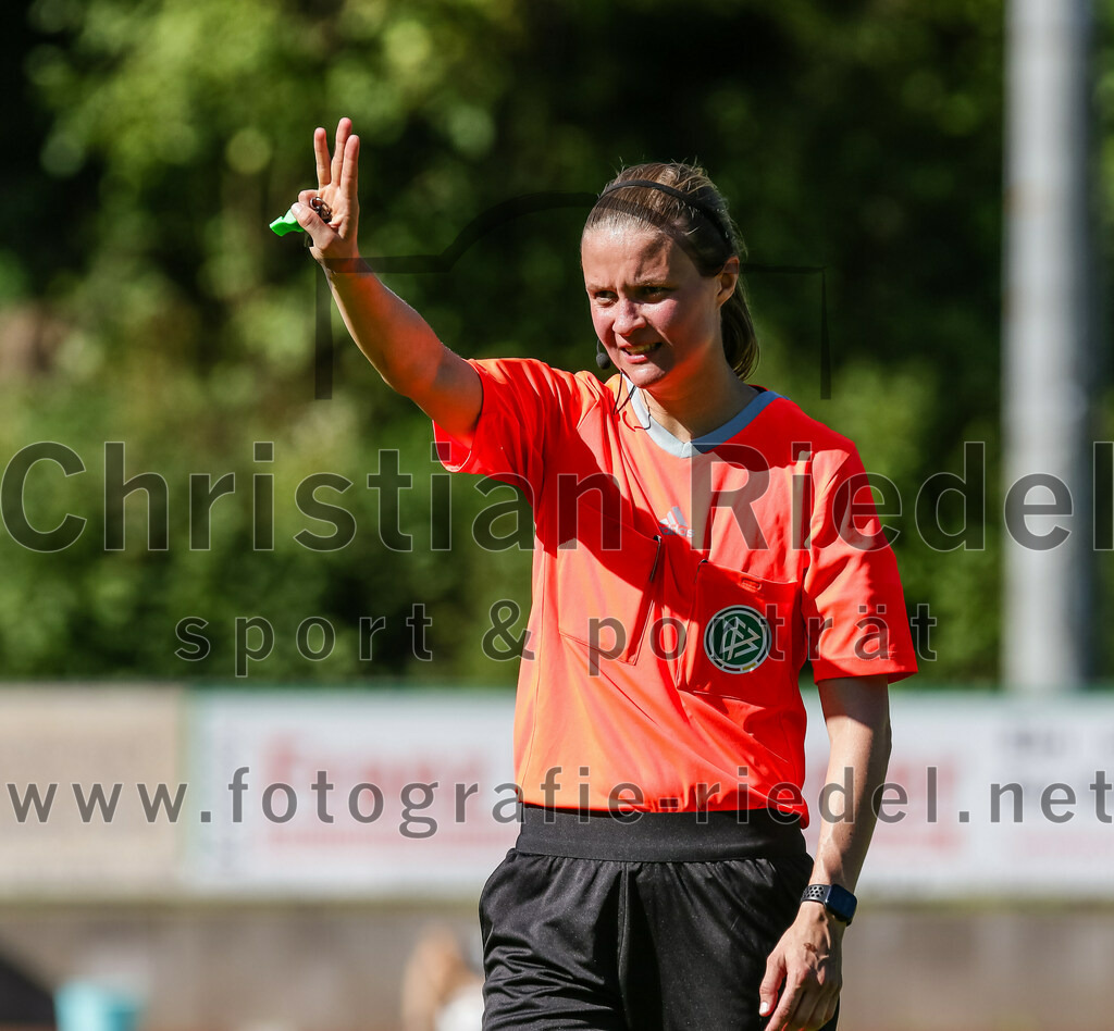 2023-09-16_010_FC_Forstern_gegen_VfL_Sindelfingen_Ladies_I | Forstern, Deutschland, 16.09.2023:
Fußball, B-Juniorinnen-Bundesliga Süd 2023 / 2024, 2. Spieltag, FC Forstern gegen VfL Sindelfingen Ladies I, Endergebnis: 4:1

Schiedsrichterin Lena Krämling

Foto: Christian Riedel / fotografie-riedel.net