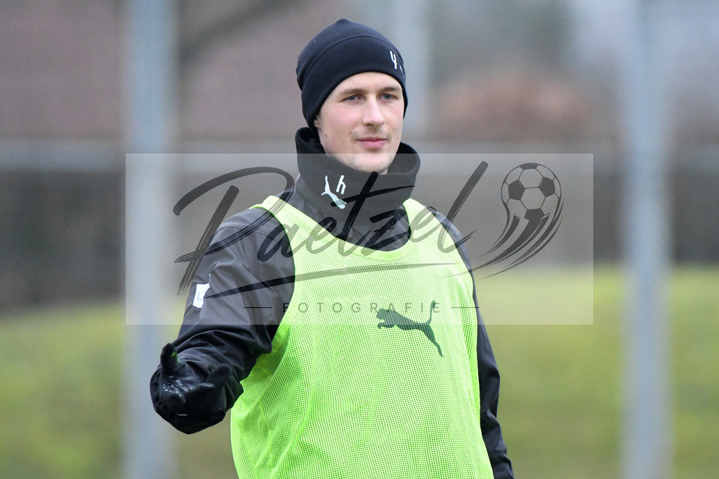 20200125_TRAOSN_0082 | Fußball, Herren: Lukas Gugganig (VfL Osnabrück) gestikuliert beim Training des VfL Osnabrück am 25.01.2020 im Sportpark Illoshöhe in Osnabrück, Deutschland.(Foto von Nico Paetzel) - Realisiert mit Pictrs.com