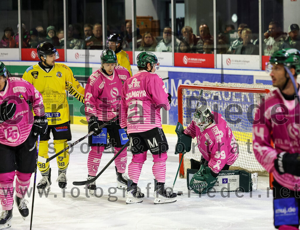 2025-10-10_047_TSV_Erding_gegen_onesto_Tigers_Bayreuth | Erding, Deutschland, 10.10.2025:Eishockey, Oberliga Süd 2025 / 2026, 7. Spieltag, TSV Erding gegen onesto Tigers Bayreuth, Endergebnis: 2:5Florian Lüsch (onesto Tigers Bayreuth, #98), Mark Waldhausen (Erding Gladiators, #27), Erik Modlmayr (Erding Gladiators, #21), Torwart Leon Meder (Erding Gladiators, #39)Foto: Christian Riedel / fotografie-riedel.net