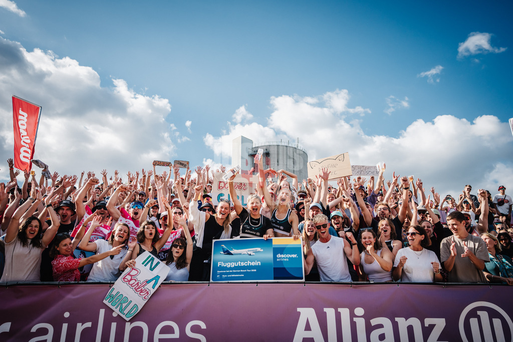 Beachvolleyball | Frauen | Allianz German Beach Tour 2025 | Tourstop Berlin | 17.08.2025 | Siegerfoto mit den Fans, in der mitte v.l. Melanie Gernert und Nele Barber