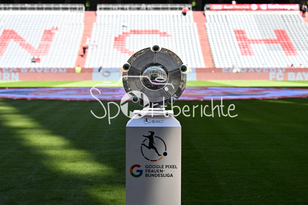 FC Bayern München - Bayer 04 Leverkusen | Die Meisterschale der Google Pixel Frauen Bundesliga steht vor Anpiff in der Sonne / Symbolbild / Google Pixle Frauen-Bundsliga: FC Bayern München - Bayer 04 Leverkusen; Allianz Arena am 06.09.2025