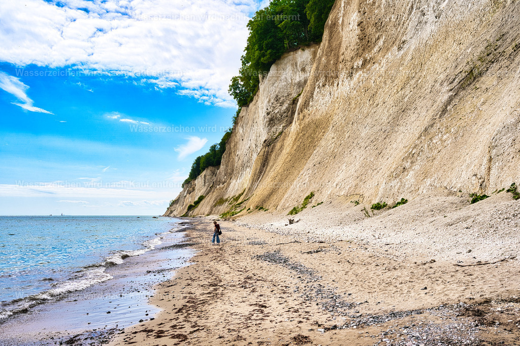 Rügen - Kreiseküste - Kieler Bach | Der Nationalpark Jasmund auf der Insel Rügen ist Deutschlands kleinster Nationalpark und weltweit bekannt für seine imposanten Kreidefelsen, darunter der berühmte Königsstuhl. Zum UNESCO-Weltnaturerbe gehören außerdem die uralten Buchenwälder, die gemeinsam mit der einzigartigen Steilküste eine beeindruckende Natur- und Fotokulisse an der Ostsee bilden. - Realisiert mit Pictrs.com