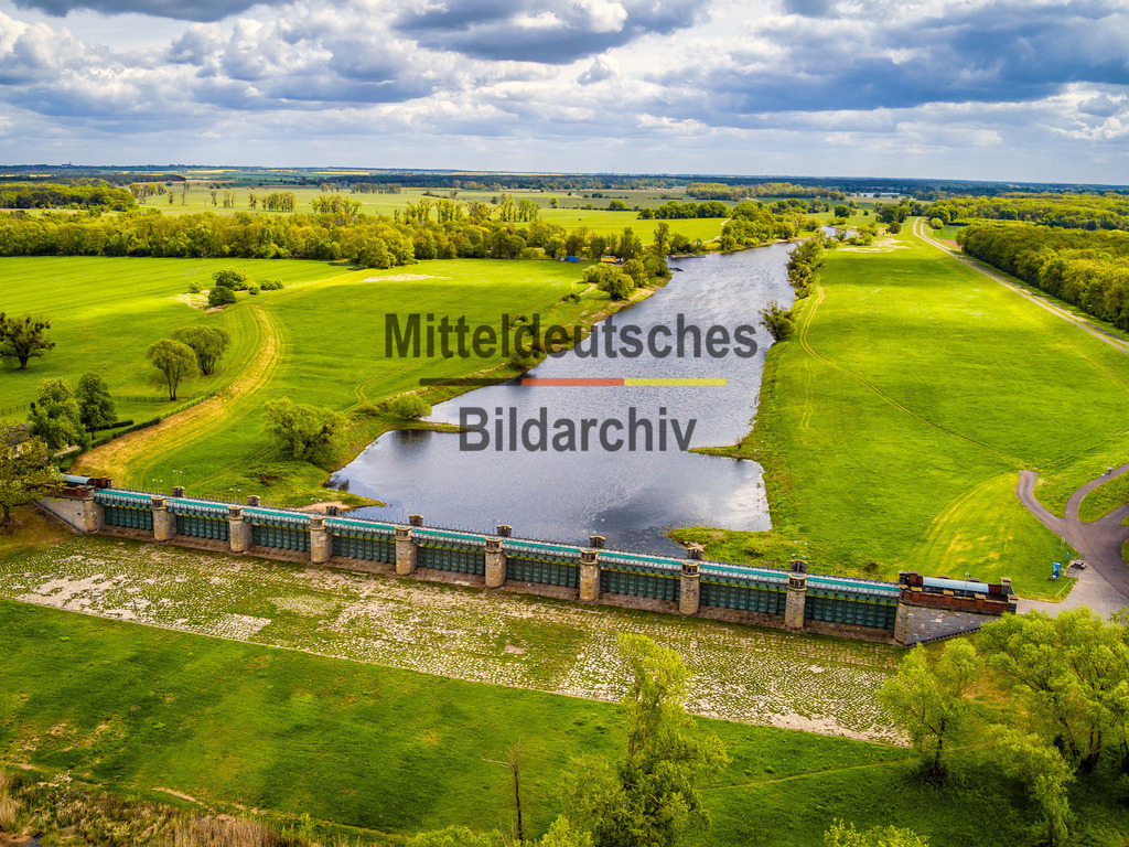 Luftbild Sehenswürdigkeiten und Deichsystem Pretziener Wehr im Salzlandkreis zum Hochwasserschutz -3 | Das Pretziener Wehr nahe der Ortschaft Pretzien ist Teil eines Deichsystems zum Schutz der Städte Magdeburg und Schönebeck vor Hochwasser der Elbe. Nach Öffnung des Wehrs wird bis zu einem Viertel des Abflusses der Elbe über den Elbe-Umflutkanal weitläufig über Biederitz östlich an Magdeburg und Schönebeck vorbeigeleitet. - Realisiert mit Pictrs.com