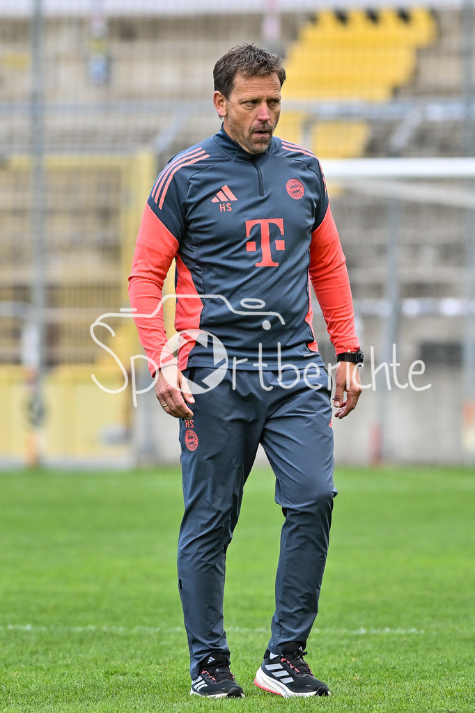 FC Bayern Amateure - FC Würzburger Kickers | Hängende Köpfe bei den Spielern des FC Bayern nach der Niederlage gegen Würzburg / Holger SEITZ Cheftrainer FC Bayern München II / Regionalliga Bayern: FC Bayern Amateure - FC Würzburger Kickers; Grünwalder Stadion am 27.09.2025