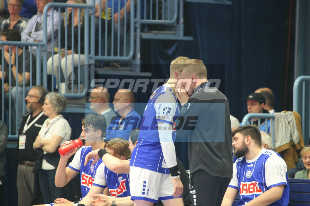 VFL Gummersbach - Füchse Berlin | Was flüstert Goggi Sigurdsson Eddi Vidarsson zu? - © Sportfoto-Sale (MK) - Realisiert mit Pictrs.com