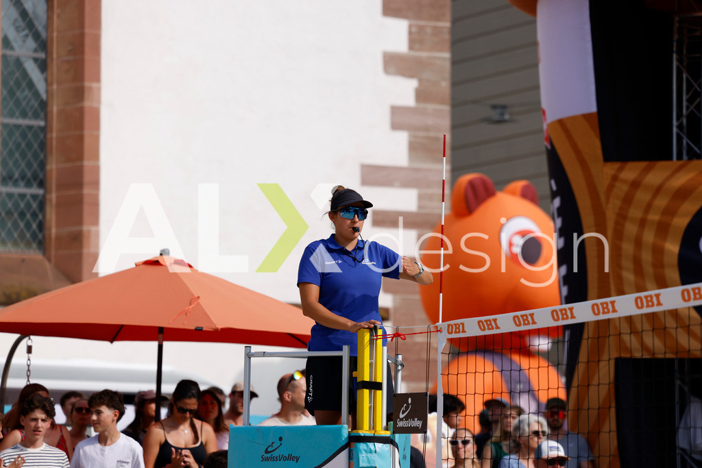Obi BeachTour 2026 - Basel | BASEL, SWITZERLAND - JULY 19:Referee during the Obi BeachTour 2026 match between DILLIER / FLÜCKIGER (SUI) and BREER / KÄLIN (SUI) at Barfüsserplatz on July 19, 2026 in Basel, Switzerland. - Realisiert mit Pictrs.com