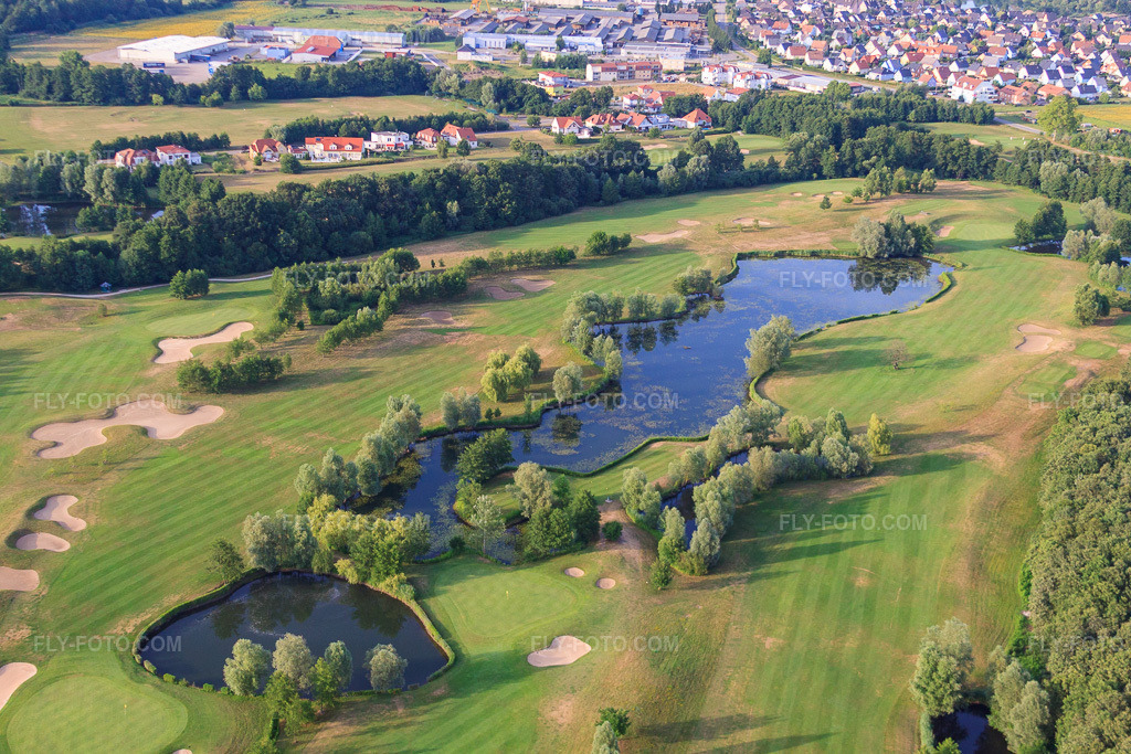 Aerial view: Ponds and greens at the Baden-Baden Golf Club Soufflenheim in Soufflenheim in the state Bas-Rhin, France. – Photo: IMG_30537.jpg taken on 07/09/2010 by Werner Riehm/FLY-FOTO.com – Resolution of the original: 4752 x 3168 px