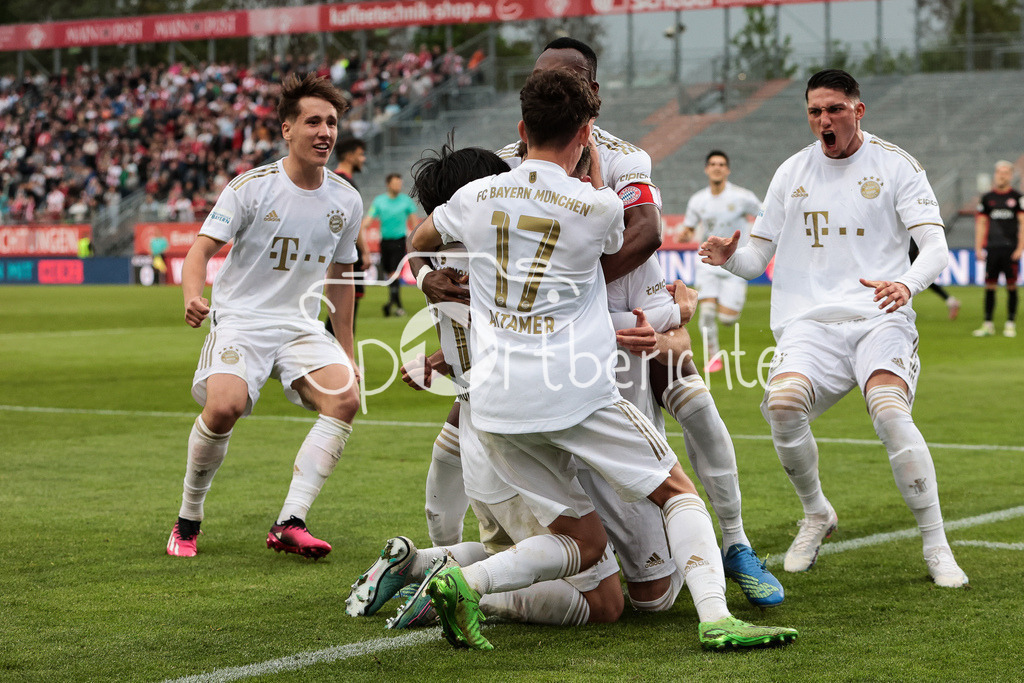 FC Würzburger Kickers - FC Bayern Amateure | Tor fuer die Bayern Amateure / Jubel nach dem Treffer zum 0-1 durch Roman REINELT (FCB #25) / Torjubel / Torschuetze
