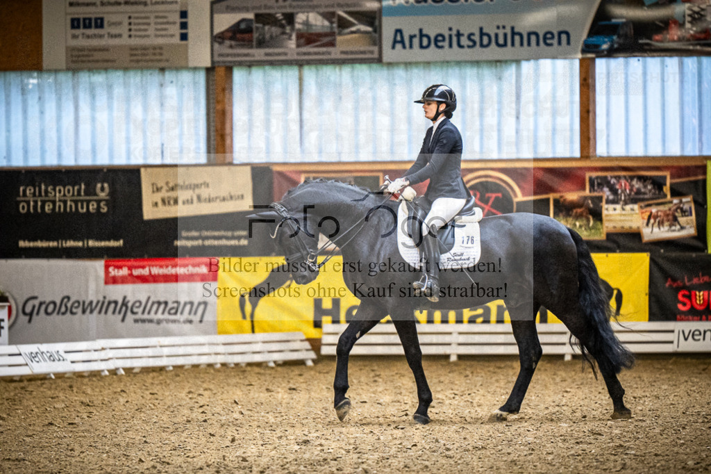 DOS_2427 | Entdecke hochwertige Reitturnierfotos von Foto Oger. Professionell, emotional und authentisch – jetzt Lieblingsmomente im Shop bestellen.Deutschlandweite Turnierfotografie. - Realisiert mit Pictrs.com