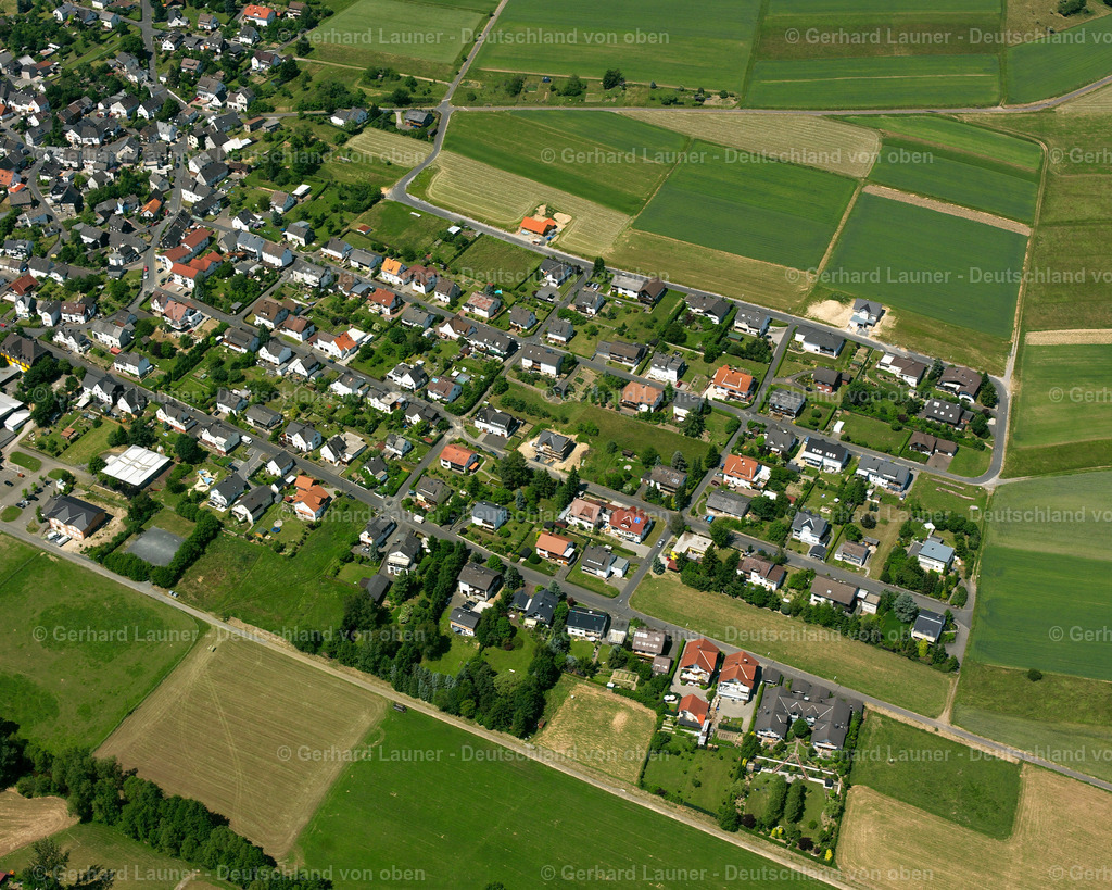 2611166 | ALLENDORF 09.06.2006 Landwirtschaftliche Nutzflächen und Feldgrenzen  umsäumen das Siedlungsgebiet des Dorfes in Allendorf im Bundesland Hessen, Deutschland // Agricultural land and field boundaries surround the settlement area of the village  in Allendorf in the state Hesse, Germany Foto: Gerhard Launer