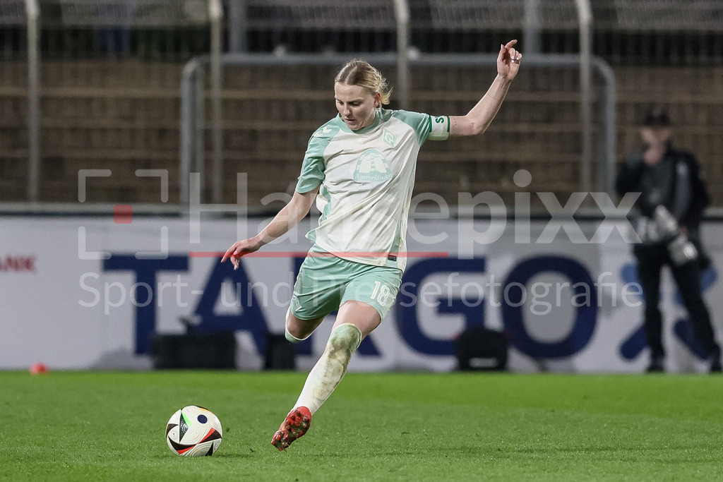 Fussball, DFB-Pokal Frauen, Bayer 04 Leverkusen - SV Werder Bremen | v.li.: Lina Hausicke (SV Werder Bremen, 18) am Ball, Freisteller, Einzelbild, Ganzkörper, Aktion, Action, Spielszene, DIE DFB-RICHTLINIEN UNTERSAGEN JEGLICHE NUTZUNG VON FOTOS ALS SEQUENZBILDER UND/ODER VIDEOÄHNLICHE FOTOSTRECKEN. DFB REGULATIONS PROHIBIT ANY USE OF PHOTOGRAPHS AS IMAGE SEQUENCES AND/OR QUASI-VIDEO.