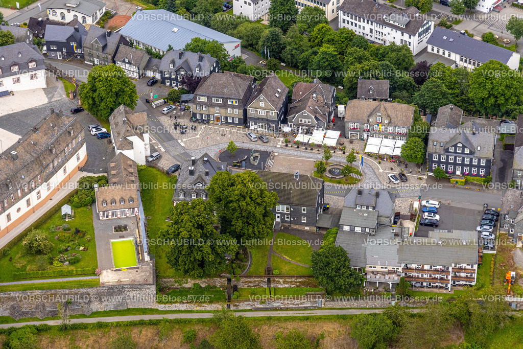 BadBerleburg240710164 | Luftbild, Goetheplatz im Ortszentrum mit Denkmal Wilhelm I., historische Häuser, Restaurants und Cafés mit Sonnenschirmen, Wasserbehälter am Schloss, Bad Berleburg, Wittgensteiner Land, Nordrhein-Westfalen, Deutschland