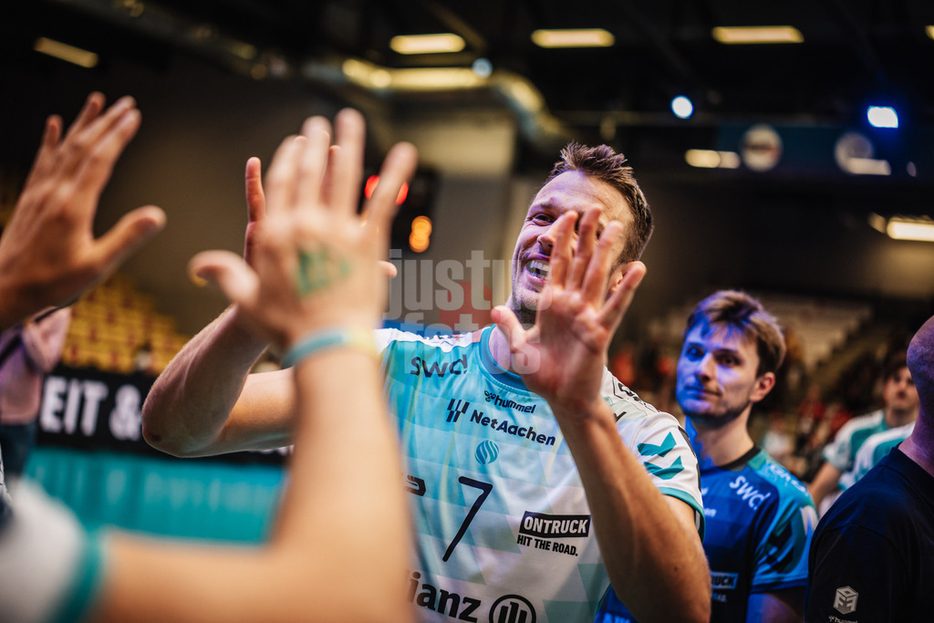 Volleyball | Herren | Saison 2025/2026 | Volleyball Ligacup | SWD powervolleys Düren vs. Energiequelle Netzhoppers KW | 12.10.2024 | Jordan Canham (#7, SWD powervolleys Düren) klatscht ein nach dem Sieg
