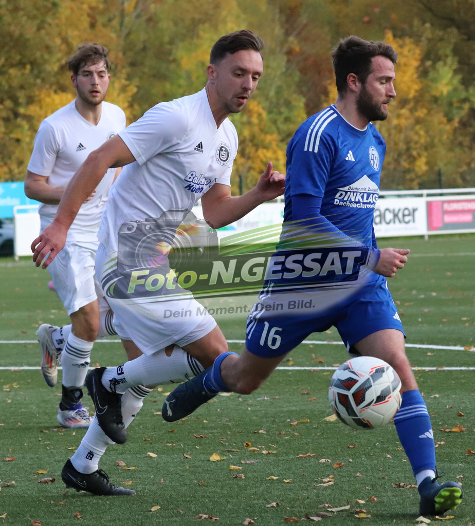 TuS Bruchmühlen - SV Enger-Westerenger | Auf dem Bild zu sehen: weiß TuS Bruchmühlen: Kevin Joerend ; blau SV Enger-Westerenger: Danny Alves-ReiTuS Bruchmühlen, SV Enger-Westerenger, Saison 25/26, Kreisliga A, Bruchmühlen, Deutschland - Realisiert mit Pictrs.com