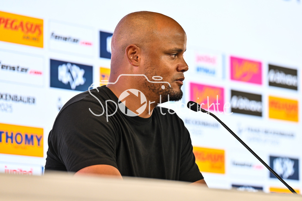 VfB Stuttgart - FC Bayern München | im Bild Vincent KOMPANY Trainer FC Bayern Muenchen auf der Pressekonferenz nach dem Franz Beckenbauer Supercup / Einzelfoto / Freisteller / Franz-Beckenbauer Supercup: VfB Stuttgart - FC Bayern München; MHP Arena am 16.08.2025