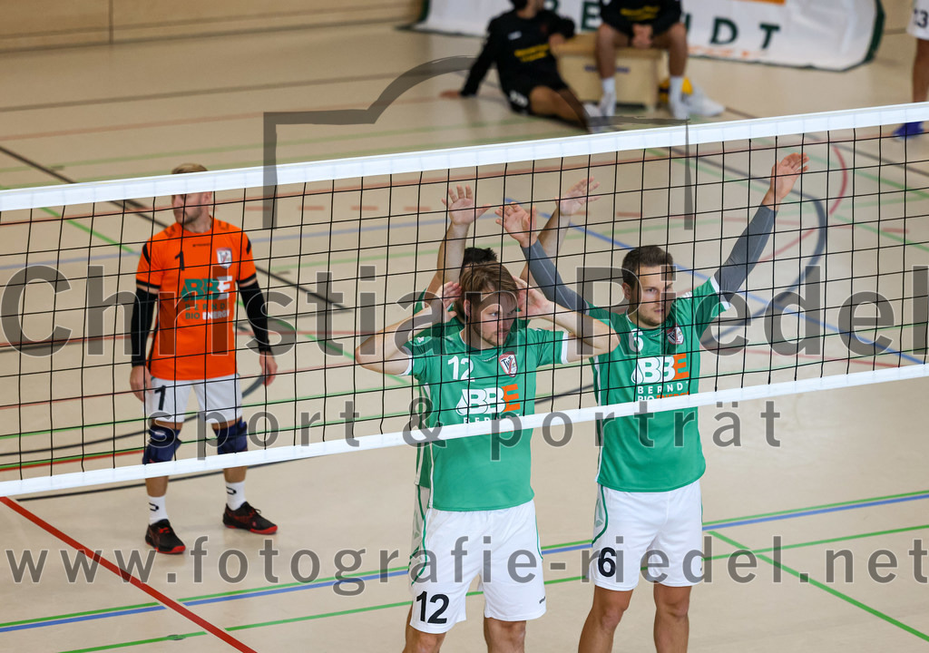 2022-11-12_002_TuS_Oberding_gegen_SC_Freising_II | Oberding, Deutschland, 12.11.2022:
Volleyball, Bezirksliga Ost 2022 / 2023, 7. Spieltag, TuS Oberding gegen MTV Pfaffenhofen II, Endergebnis: 3:2

Bernd Walter (TuS Oberding, #1), Carl Baucks (TuS Oberding, #12), Oliver Pelz (TuS Oberding, #6)

Foto: Christian Riedel / fotografie-riedel.net